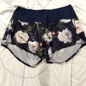 Size 6 Oiselle Roga Shorts
